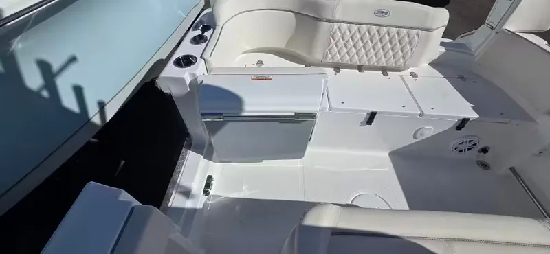 Slide: The Image of Sea Hunt Ultra 245 SE 2026 - 9