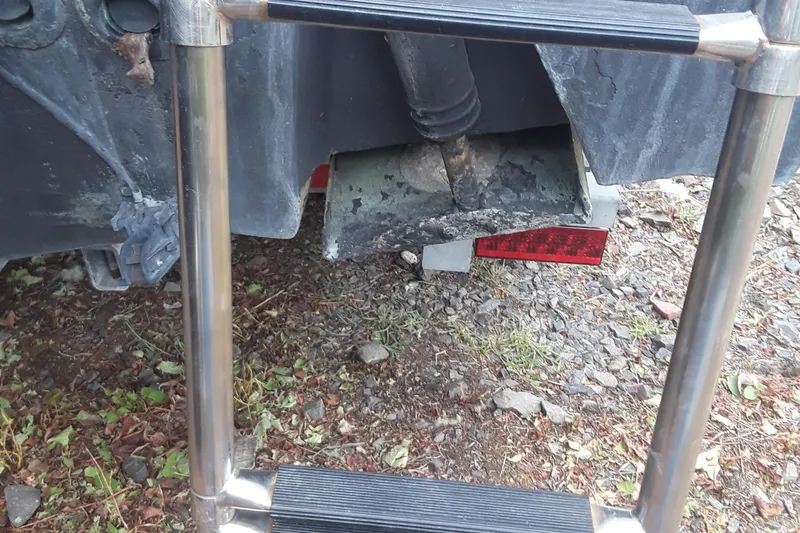 Slide: The Image of Rear view of a 2001 Boston Whaler 260 Outrage boat ladder and hull. - 28