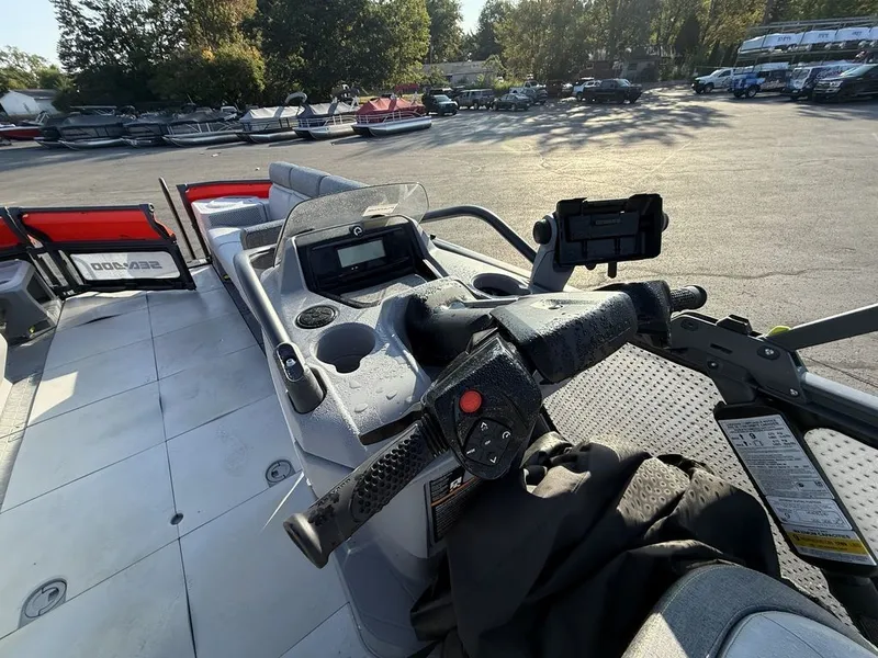 Slide: The Image of Sea-Doo SWITCH CRUISE 21 230 2022 - 13