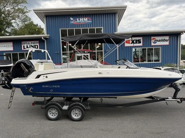 The Image of Bayliner VR6 Bowrider OB 2026 - 1