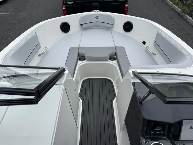 Slide: The Image of Bayliner VR6 Bowrider OB 2026 - 3