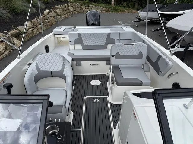 Slide: The Image of Bayliner VR6 Bowrider OB 2026 - 4