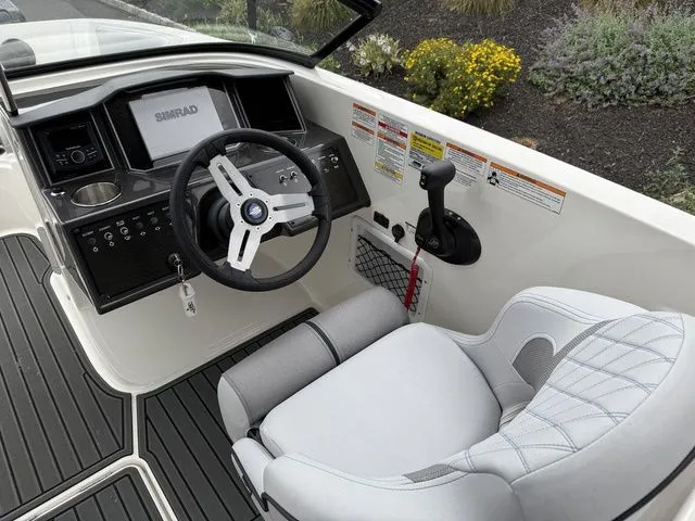 Slide: The Image of Bayliner VR6 Bowrider OB 2026 - 6