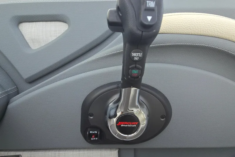 Slide: The Image of Throttle control of 2021 Cobalt R5 boat with Mercury SmartCraft system. - 48