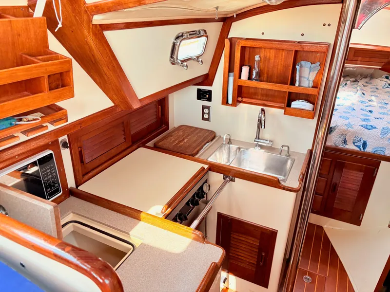 Slide: The Image of Pacific Seacraft 32 Pilothouse 1995 - 14