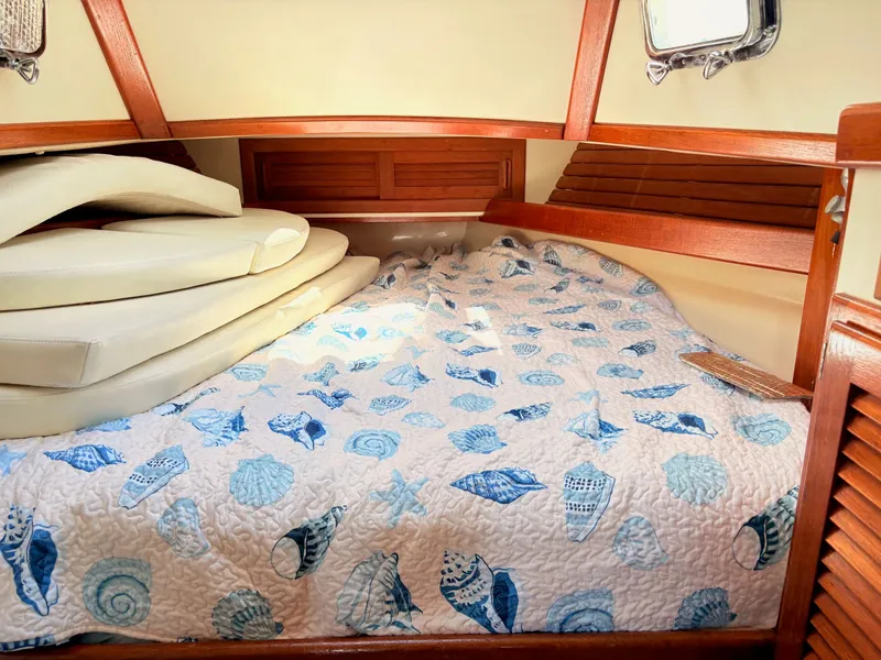 Slide: The Image of Pacific Seacraft 32 Pilothouse 1995 - 15