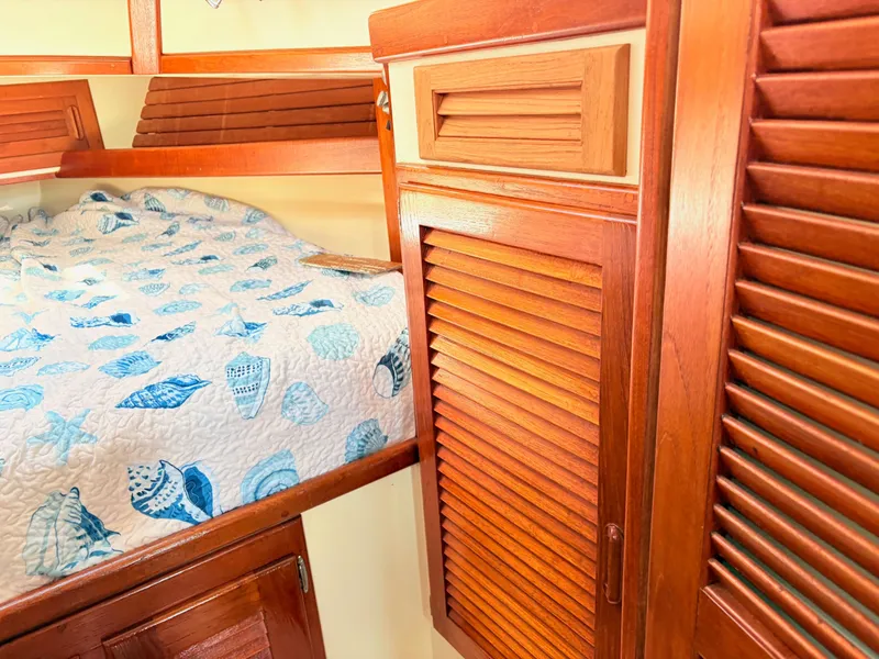 Slide: The Image of Pacific Seacraft 32 Pilothouse 1995 - 16