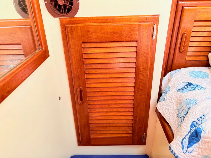 Slide: The Image of Pacific Seacraft 32 Pilothouse 1995 - 18