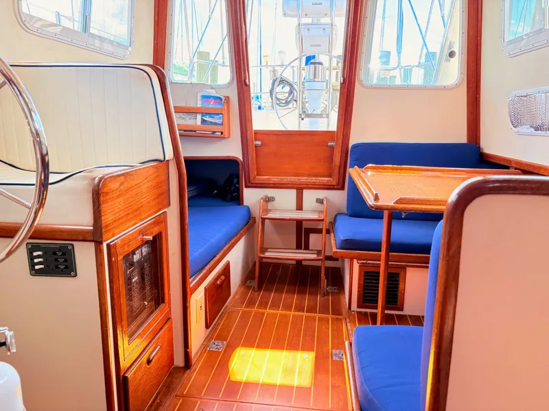 Slide: The Image of Pacific Seacraft 32 Pilothouse 1995 - 28