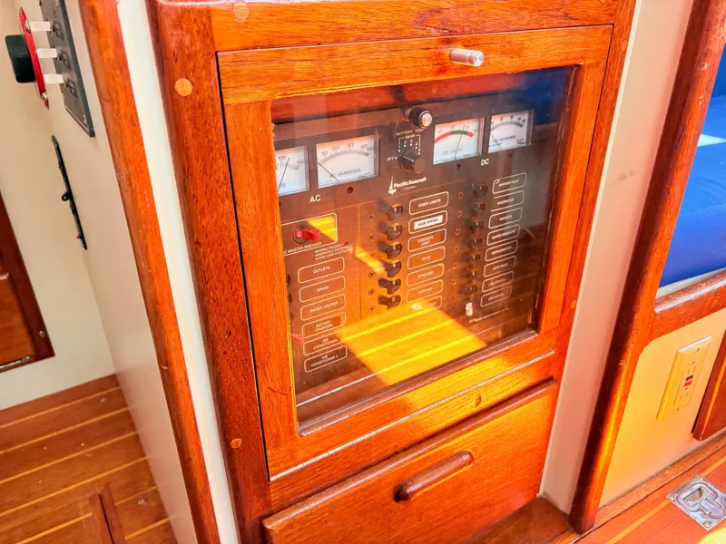 Slide: The Image of Pacific Seacraft 32 Pilothouse 1995 - 29