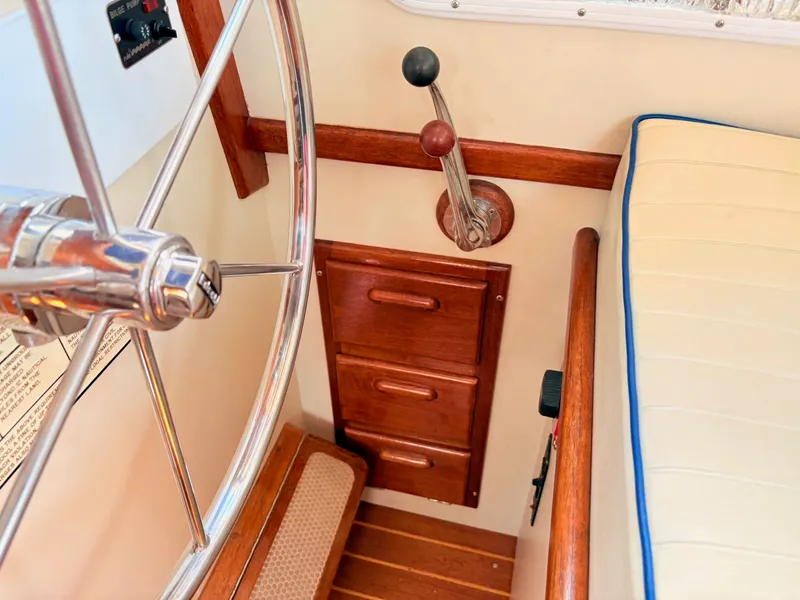 Slide: The Image of Pacific Seacraft 32 Pilothouse 1995 - 32