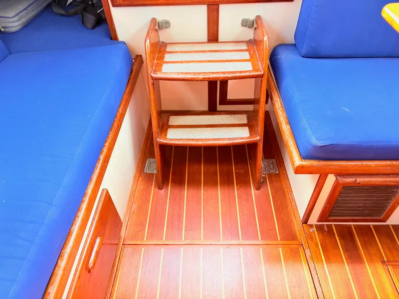 Slide: The Image of Pacific Seacraft 32 Pilothouse 1995 - 40