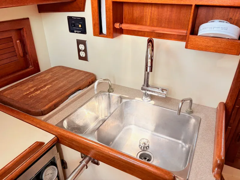 Slide: The Image of Pacific Seacraft 32 Pilothouse 1995 - 8