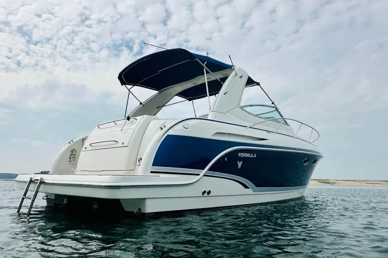 Slide: The Image of 2006 Formula 31 Performance Cruiser on water, featuring sleek design and blue accents. - 3