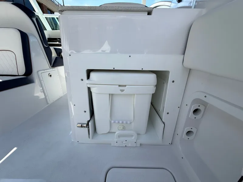 Slide: The Image of Stingray 259 Dual Console 2026 - 16