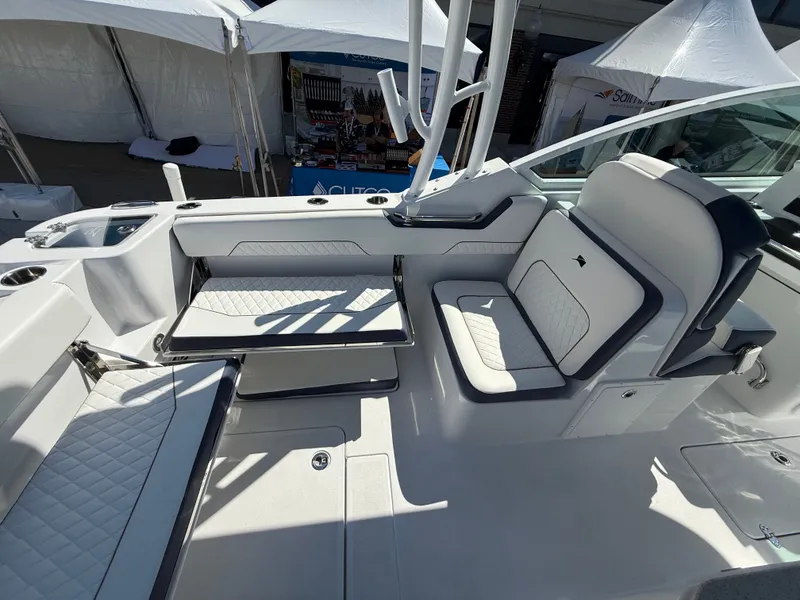 Slide: The Image of Stingray 259 Dual Console 2026 - 5