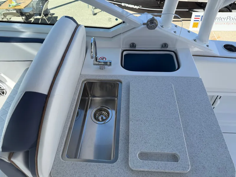 Slide: The Image of Stingray 259 Dual Console 2026 - 7