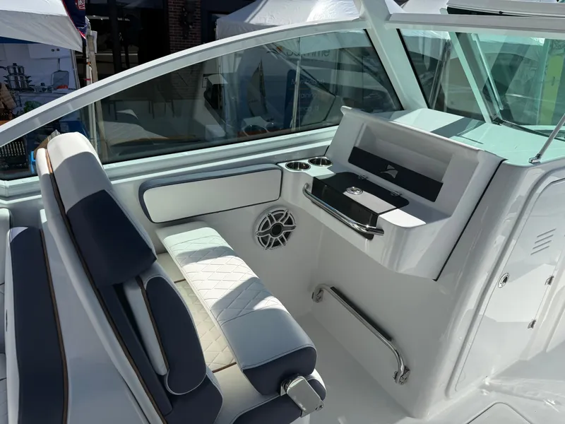 Slide: The Image of Stingray 259 Dual Console 2026 - 9