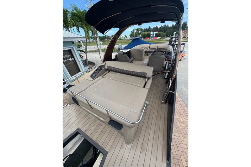 Slide: The Image of 2019 Bennington 25 QSBA pontoon boat with spacious seating and sleek design. - 14