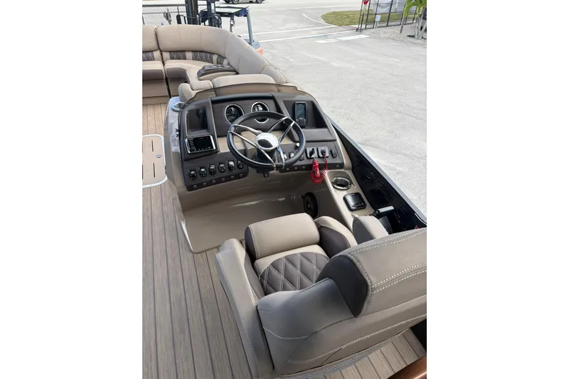 Slide: The Image of 2019 Bennington 25 QSBA boat interior with steering wheel and control panel. - 9