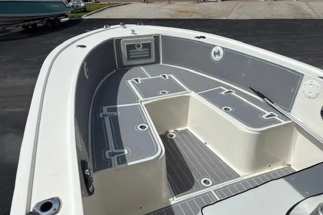 Slide: The Image of 1992 Mako 261B boat interior with gray deck and storage compartments. - 16
