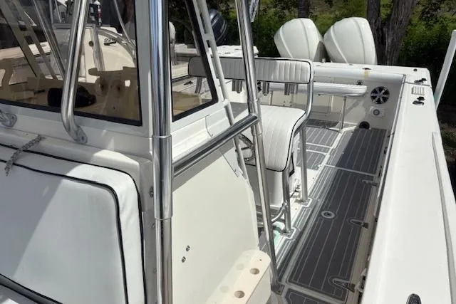 Slide: The Image of 1992 Mako 261B boat interior with seating and modern fittings. - 18