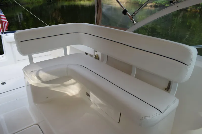 Slide: The Image of White seating area on a 2002 Tiara 2900 Coronet boat, with sleek design and comfortable cushions. - 7
