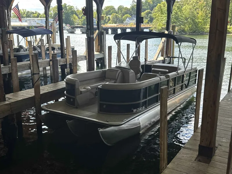Slide: The Image of Bentley Pontoons 243 Cruise SE 2019 - 1
