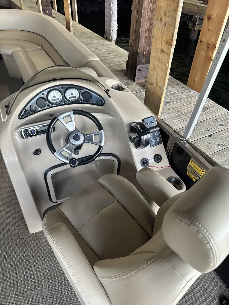 Slide: The Image of Bentley Pontoons 243 Cruise SE 2019 - 8