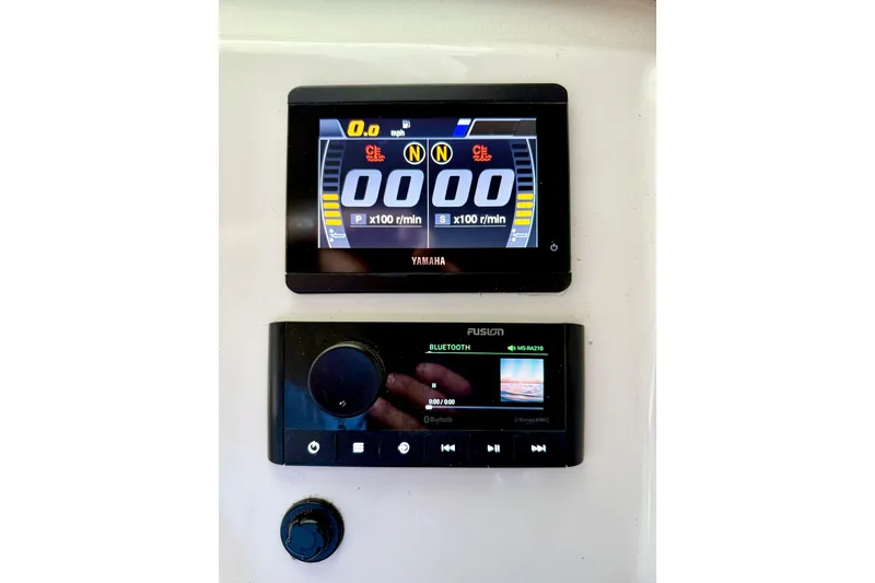 Slide: The Image of Yamaha and Fusion displays on 2023 Parker 2820 XLD Sport Cabin boat dashboard. - 58