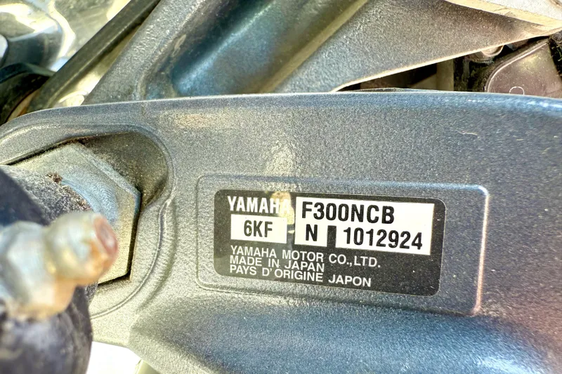 Slide: The Image of Yamaha motor label on 2023 Parker 2820 XLD Sport Cabin boat engine. - 75