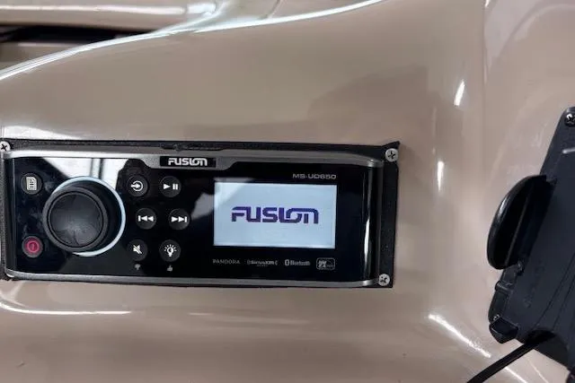 Slide: The Image of Fusion MS-UD650 stereo system on 2004 Sea Ray 460 Sundancer yacht dashboard. - 22