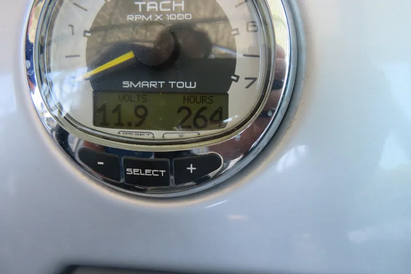 Slide: The Image of Tachometer of 2011 Sea Ray 240 Sundeck showing 11.9 volts and 264 hours. - 6