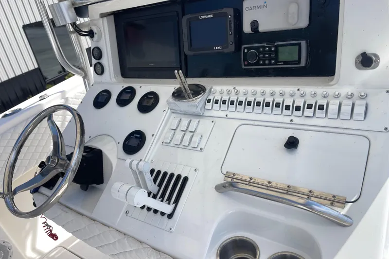 Slide: The Image of Console of 2002 Fountain 38 CC Tournament Edition boat with navigation and control systems. - 15