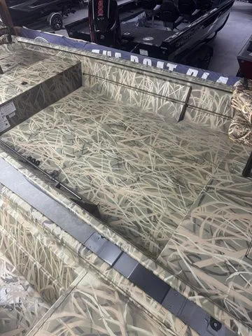 Slide: The Image of Lowe Roughneck 1860 Tiller 2025 - 8