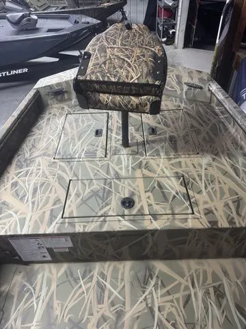 Slide: The Image of Lowe Roughneck 1860 Tiller 2025 - 9