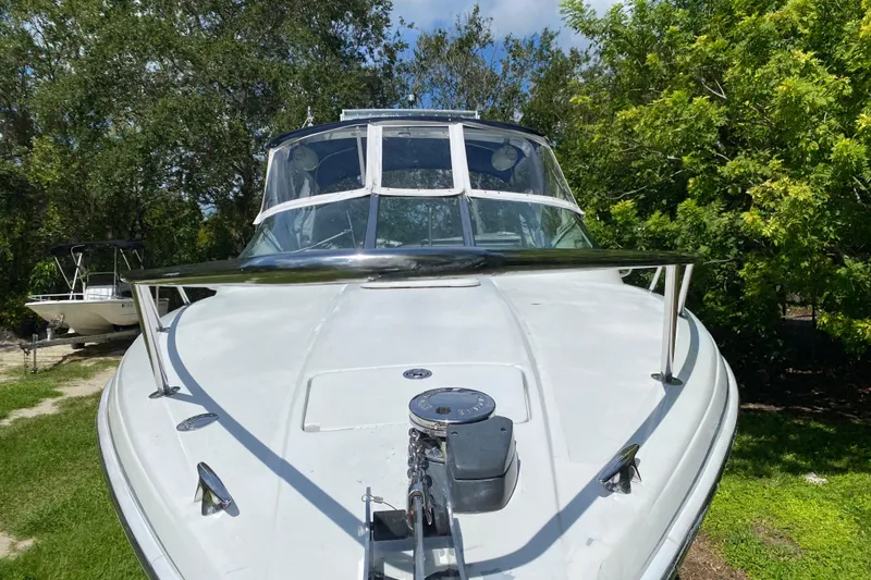 Slide: The Image of 2005 Formula 280 Sun Sport boat, front view, surrounded by lush greenery. - 10