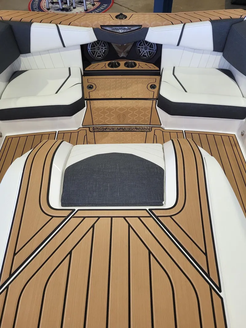 Slide: The Image of Nautique Ski Nautique 2025 - 10