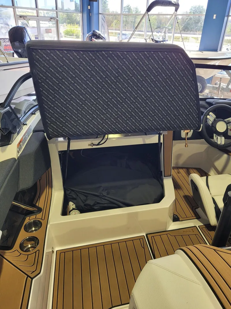 Slide: The Image of Nautique Ski Nautique 2025 - 17