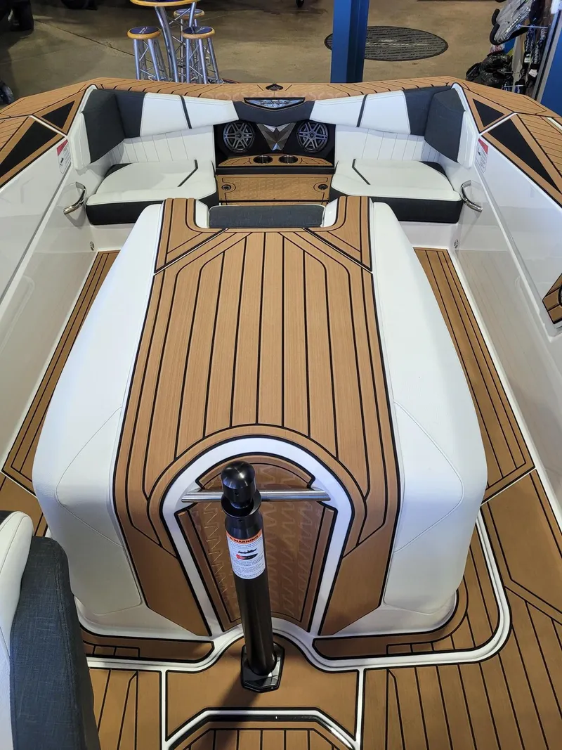 Slide: The Image of Nautique Ski Nautique 2025 - 9