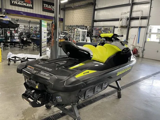 Slide: The Image of Sea-Doo GTR 230 2021 - 5