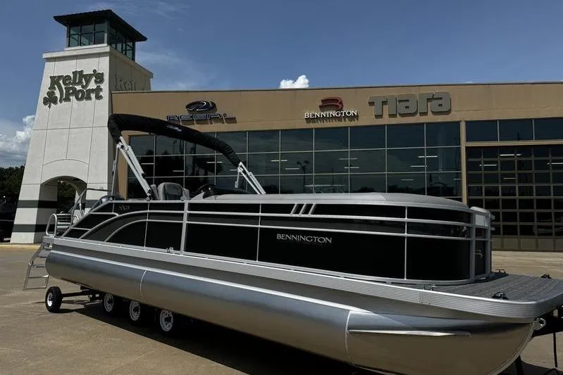 The Image of 2025 Bennington 25 SXSB pontoon boat displayed at Kelly's Port dealership. - 1