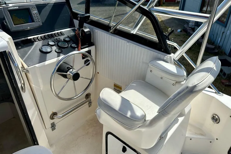 Slide: The Image of Boston Whaler 210 - Helm - 8