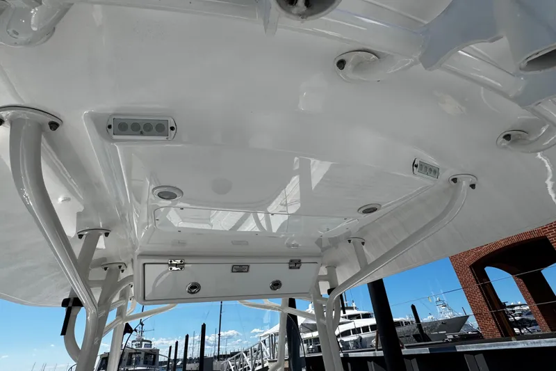 Slide: The Image of 2015 Regulator 28 Forward Seating boat's overhead view with structural details and lighting. - 17