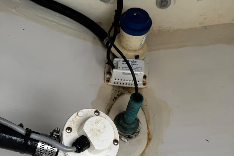 Slide: The Image of 2015 Regulator 28 Forward Seating bilge pump system with wiring and components. - 34