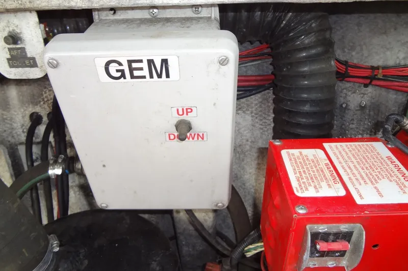 Slide: The Image of Control panel labeled "GEM" with up and down switch, Harbor Master 52, 1995 model. - 49