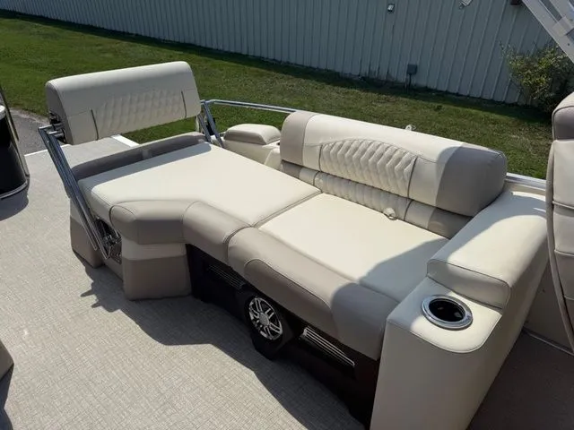 Slide: The Image of Tahoe 2385 QUAD LOUNGER SHIFT 2026 - 15