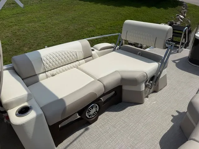 Slide: The Image of Tahoe 2385 QUAD LOUNGER SHIFT 2026 - 16
