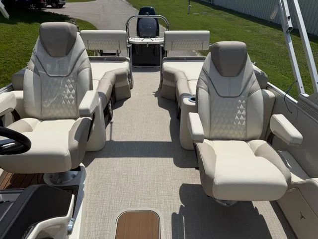Slide: The Image of Tahoe 2385 QUAD LOUNGER SHIFT 2026 - 17