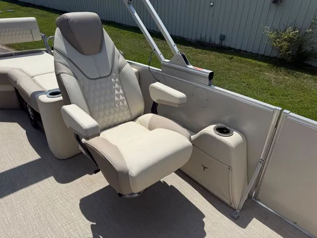 Slide: The Image of Tahoe 2385 QUAD LOUNGER SHIFT 2026 - 18
